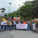 Aksi damai yang dilakukan masyarakat lingkar tambang di depan pintu masuk PT NHM, Halut, Rabu (12/3/2025). (Foto: JurnalOne/HM)