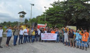 Aksi damai yang dilakukan masyarakat lingkar tambang di depan pintu masuk PT NHM, Halut, Rabu (12/3/2025). (Foto: JurnalOne/HM)