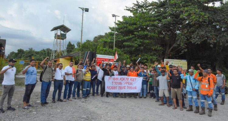 Aksi damai yang dilakukan masyarakat lingkar tambang di depan pintu masuk PT NHM, Halut, Rabu (12/3/2025). (Foto: JurnalOne/HM)