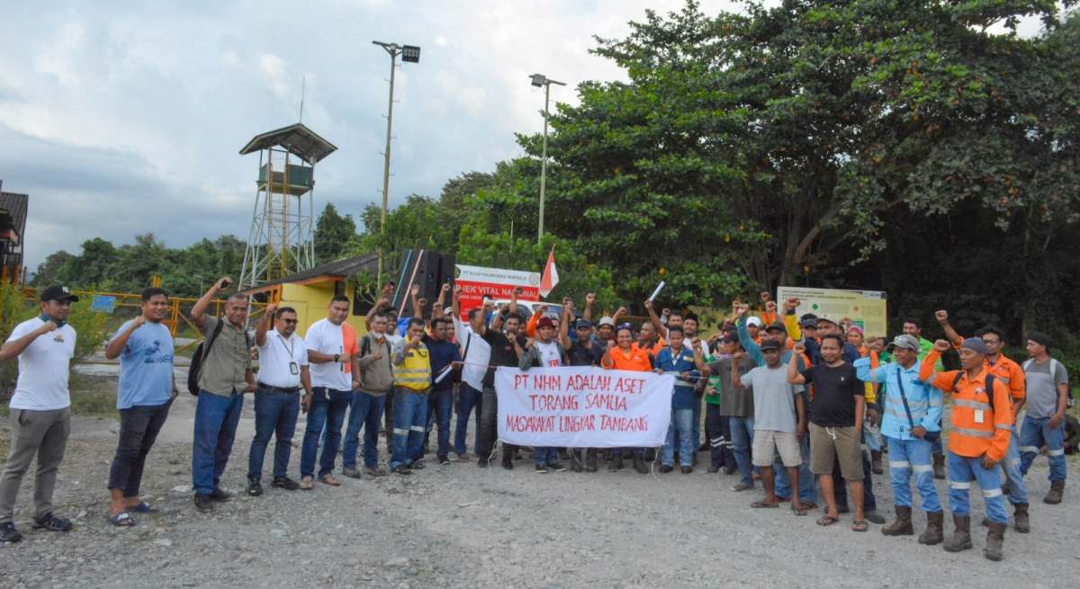 Aksi damai yang dilakukan masyarakat lingkar tambang di depan pintu masuk PT NHM, Halut, Rabu (12/3/2025). (Foto: JurnalOne/HM)