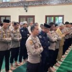 Polisi-di-Malut-Shalat-Gaib2