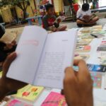 Sejumlah anak-anak membaca buku di Taman Nukila, Kota Ternate, Maluku Utara, Minggu (23/10/2022))