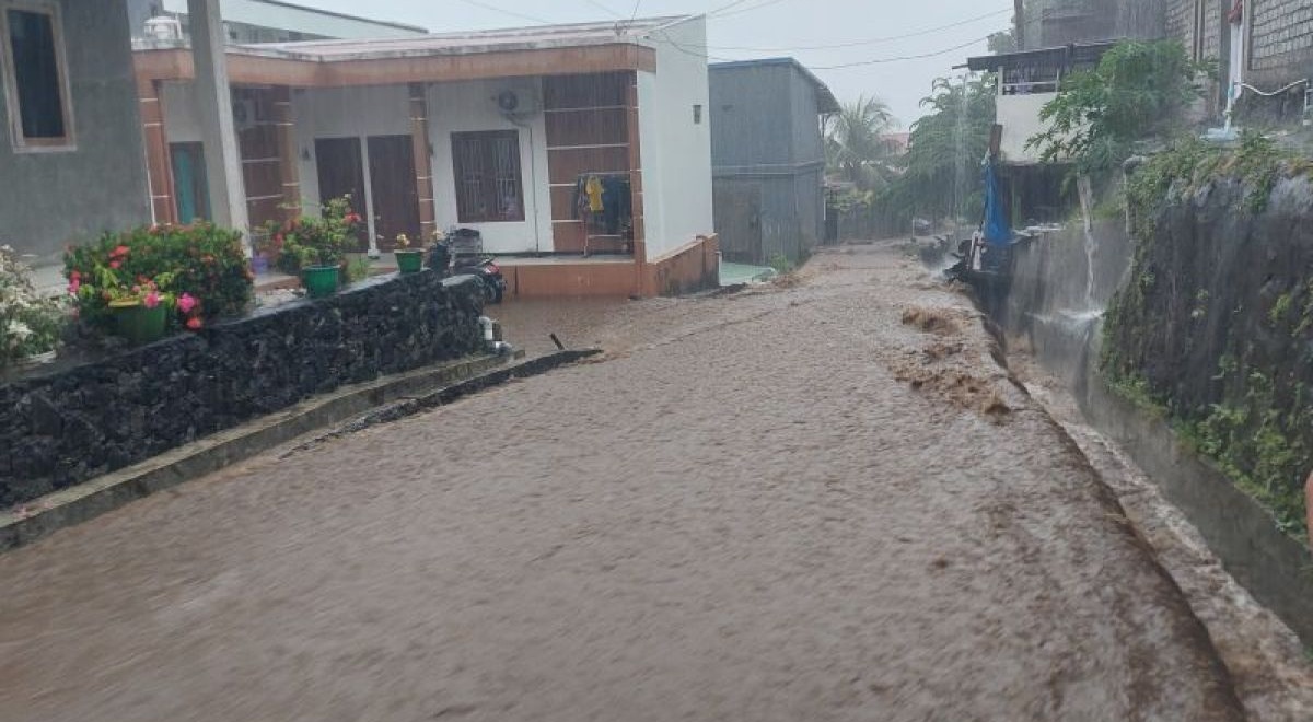 Hujan-deras-disertai-banjir-di-Ternate1